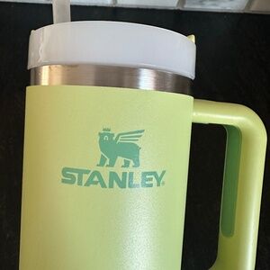 Stanley 30 0z. Kiwi Green Tumbler Cup Mug